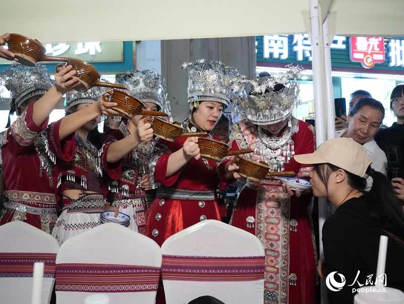 游客體驗(yàn)互動演出《高山流水》。人民網(wǎng)記者 張力洋攝