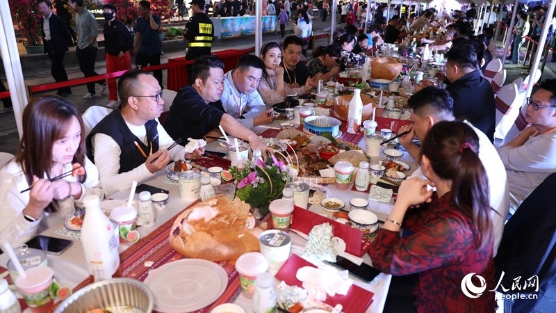 消博會嘉賓沉浸享用長桌宴。人民網(wǎng)記者 符武平攝