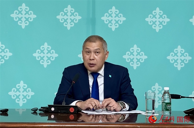 哈薩克斯坦駐華大使沙赫拉特·努雷舍夫在哈駐華大使館舉辦新聞發(fā)布會(huì)。人民網(wǎng)阿爾達(dá)克 攝