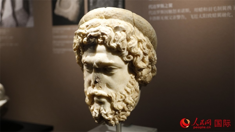阿斯克勒庇俄斯大理石頭像。4月14日，來(lái)自希臘伊拉克利翁考古博物館的文物在故宮博物院展出。（人民網(wǎng) 張澤宇攝）