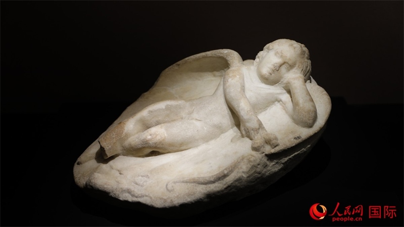 沉睡的厄洛斯大理石浮雕。4月14日，來(lái)自希臘伊拉克利翁考古博物館的文物在故宮博物院展出。（人民網(wǎng) 張澤宇攝）