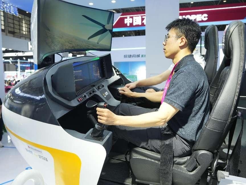 記者體驗低空經(jīng)濟的應用消費場景。人民網(wǎng)記者 張力洋攝