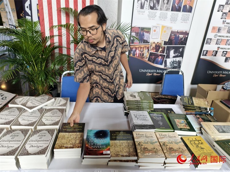 2025文明對(duì)話國際會(huì)議相關(guān)專家書籍售賣處 人民網(wǎng)褚君攝