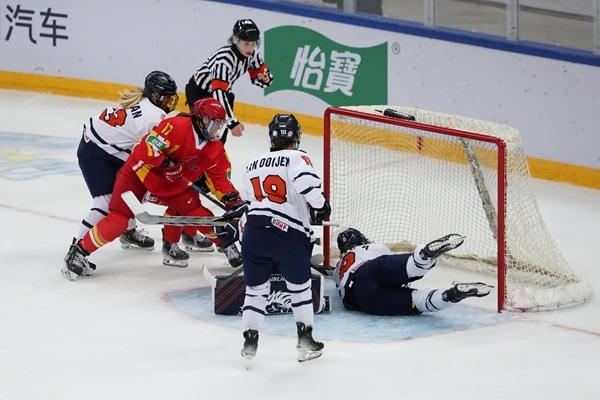 中國隊(duì)球員曲樂(左二)破門得分。圖片來源：中國冰球協(xié)會(huì) 此役中國隊(duì)首發(fā)陣容是詹佳慧、于柏巍、孔明會(huì)、趙啟男、曲樂、方新。比賽進(jìn)行至2分43秒，荷蘭隊(duì)率先取得進(jìn)球，1:0領(lǐng)先。失球后的中國隊(duì)打得更加積極主動(dòng)，多次獲得射門機(jī)會(huì)，但可惜沒有破門得分。 第二節(jié)39分34秒，中國隊(duì)曲樂在王佳欣和孔明會(huì)的助攻下破門，將比分扳平，這也是中國隊(duì)在本屆賽事中取得的首個(gè)進(jìn)球。 末節(jié)43分42秒，荷蘭隊(duì)球員勾人犯規(guī)，被判罰任意球。中國隊(duì)張夢瑩執(zhí)行并打進(jìn)，2:1反超比分。最后階段，荷蘭隊(duì)撤下守門員，場上6人進(jìn)攻但未能進(jìn)球。最終，中國隊(duì)以2:1逆轉(zhuǎn)戰(zhàn)勝對手，取得本屆世錦賽首場勝利。 在昨日進(jìn)行的另外兩場比賽中，奧地利隊(duì)3:2力克斯洛伐克隊(duì)，法國隊(duì)2:1戰(zhàn)勝丹麥隊(duì)。三輪比賽過后，奧地利隊(duì)三戰(zhàn)全勝領(lǐng)跑積分榜，斯洛伐克隊(duì)和法國隊(duì)2勝1負(fù)分列二、三位，丹麥隊(duì)和中國隊(duì)1勝2負(fù)排在四至五位，荷蘭隊(duì)三戰(zhàn)皆負(fù)積分墊底。