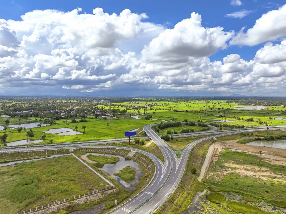 2024年9月25日在柬埔寨磅士卑省拍攝的金港高速公路（無(wú)人機(jī)照片）。連接柬埔寨首都金邊和最大深水海港西哈努克港的金港高速公路，是中柬共建“一帶一路”標(biāo)志性項(xiàng)目。