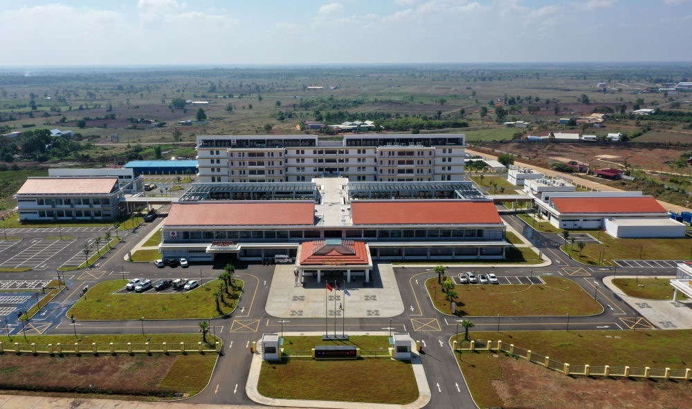 2022年2月17日在柬埔寨特本克蒙省新區(qū)拍攝的中國(guó)援柬埔寨特本克蒙省醫(yī)院。