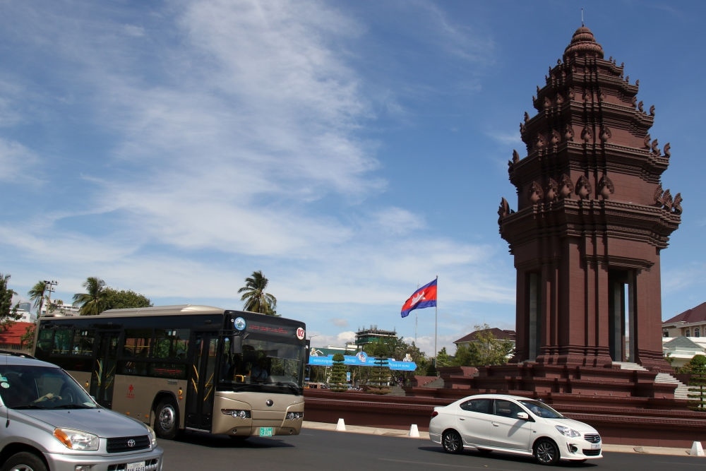 2018年1月5日，在柬埔寨金邊，一輛中國(guó)援助的“宇通”公交車經(jīng)過(guò)獨(dú)立紀(jì)念碑。