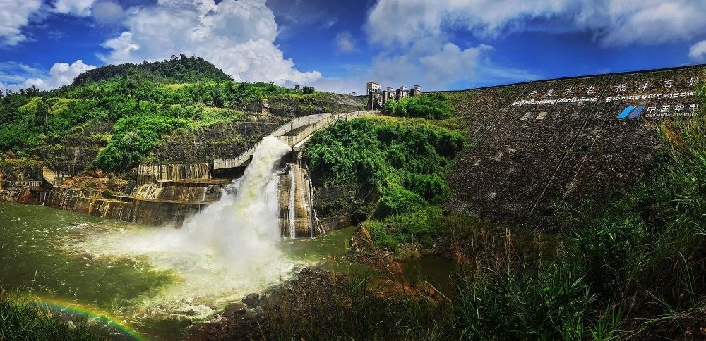 2018年6月22日在柬埔寨戈公省拍攝的中國(guó)援柬額勒賽水電站上大壩。