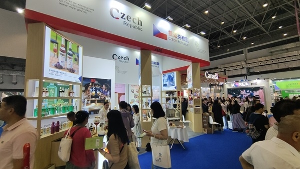 觀展者在各國展臺采購、咨詢。人民網(wǎng)記者 李彤?dāng)z