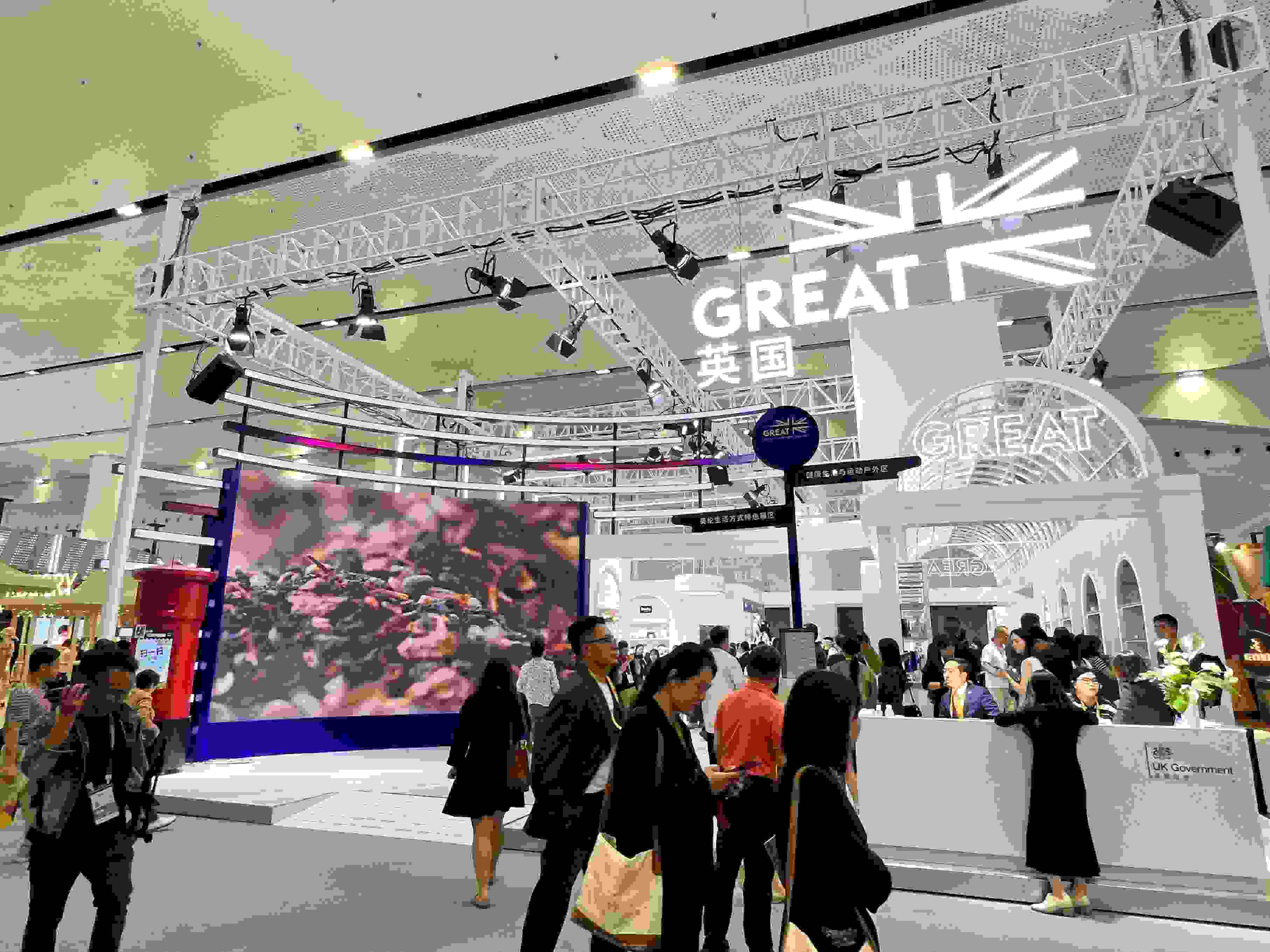 在消博會上，主賓國英國國家館開館。人民網(wǎng)記者 趙瞳攝