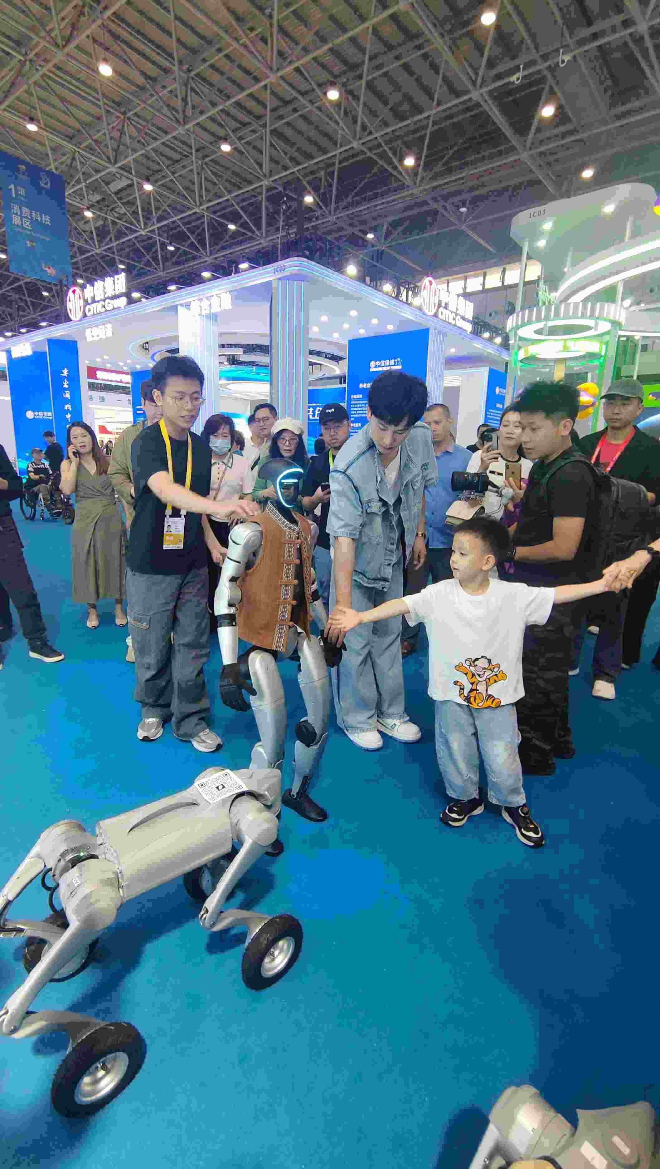 消博會現(xiàn)場，機器人等科技消費產(chǎn)品吸引觀展者駐足。人民網(wǎng)記者 李彤?dāng)z