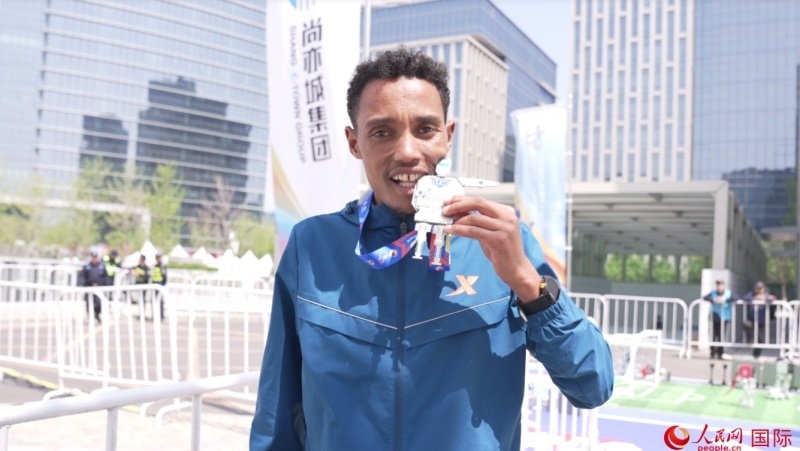 埃塞俄比亞選手圖魯·亞雷德·德梅克獲得本次大賽男子組亞軍。人民網記者 袁蒙攝