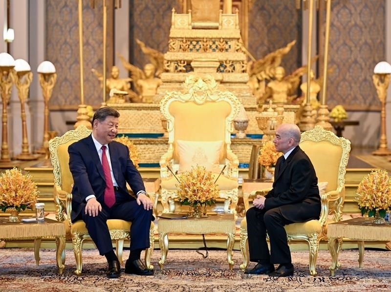 4月17日，柬埔寨國(guó)王西哈莫尼同習(xí)近平主席在金邊王宮舉行會(huì)見(jiàn)。