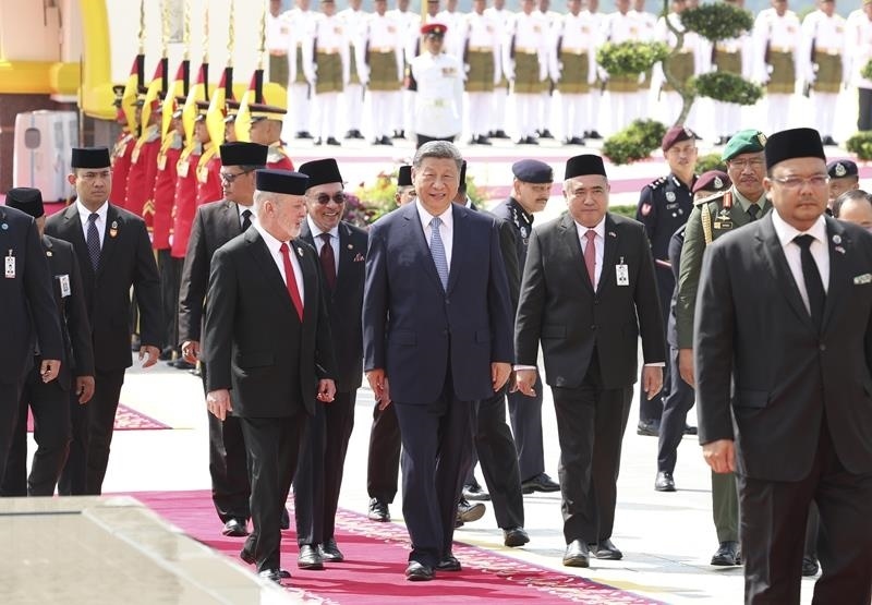 4月16日，馬來(lái)西亞最高元首易卜拉欣在馬來(lái)西亞國(guó)家王宮廣場(chǎng)為習(xí)近平主席舉行隆重歡迎儀式。