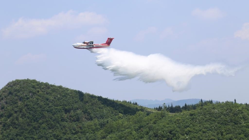 AG600飛機(jī)在四川西昌開展典型滅火場景驗(yàn)證試飛科目（2023年6月攝）。新華社發(fā)（中國航空工業(yè)集團(tuán)供圖）