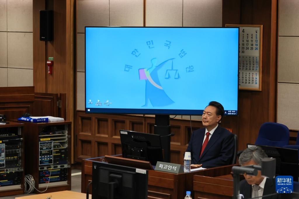 4月21日，尹錫悅在韓國首爾中央地方法院出席庭審。新華社/紐西斯通訊社