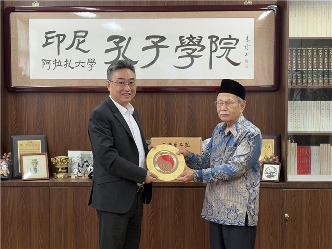 雙方交換禮物?；顒又鬓k方供圖