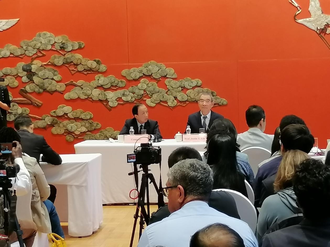 圖為21日舉行的“臨甲7號(hào)沙龍”，林毅夫（右一）在回答中外媒體記者的提問(wèn)。 人民網(wǎng)記者 李瀟攝