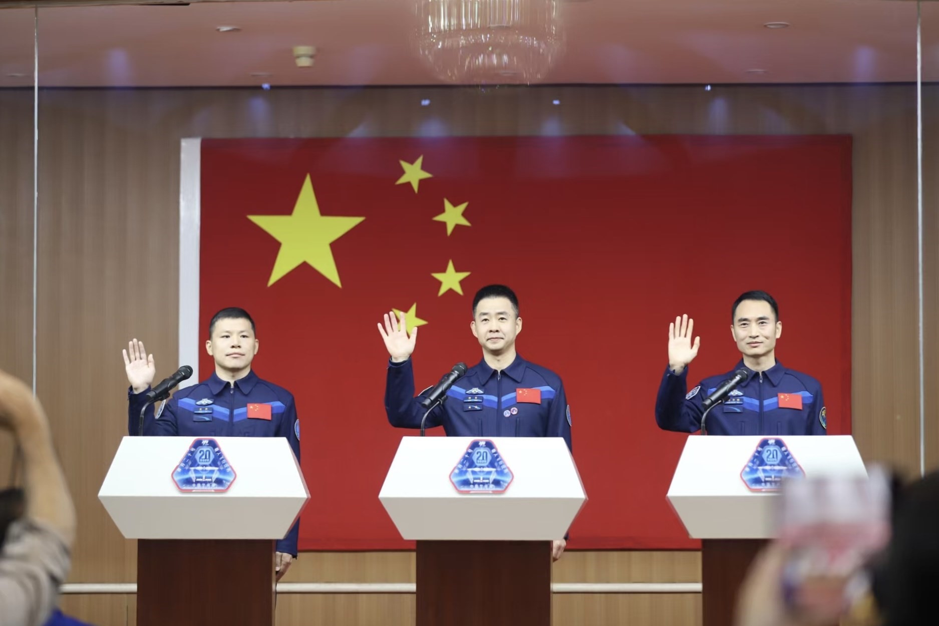 4月23日，神舟二十號航天員乘組在酒泉衛(wèi)星發(fā)射中心問天閣與中外媒體記者集體見面。人民網記者 黃帆攝