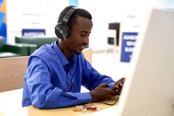 在明亮現(xiàn)代的信息技術(shù)閱覽室，當?shù)刈x者正在沉浸式學習，塔里克·易卜拉欣攝