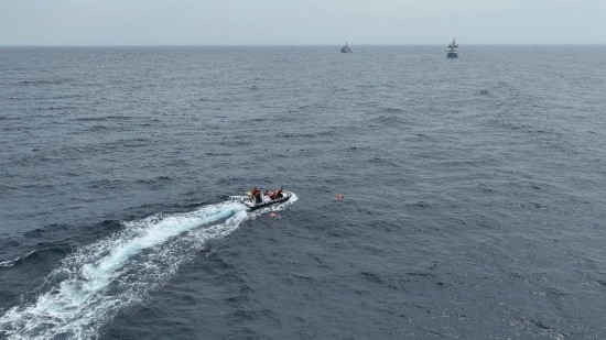 4月23日，中越海警開展海上聯(lián)合搜救演練，模擬營救落水人員。（中國海警供圖）