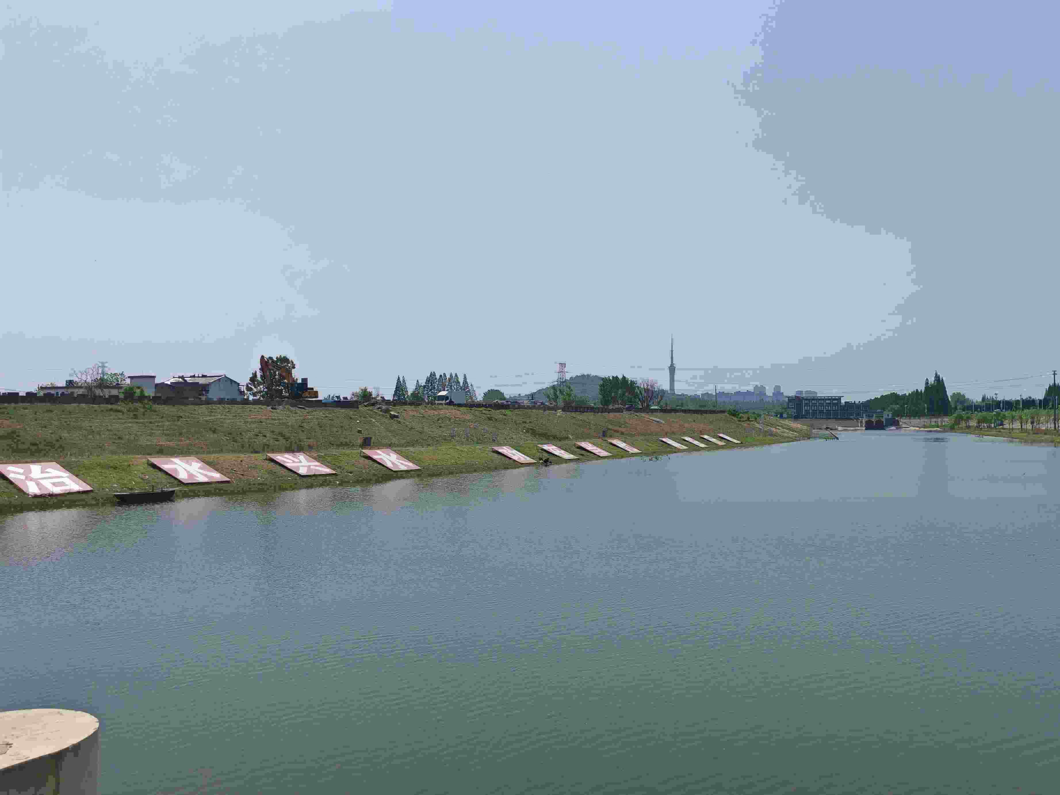 在龍子湖樞紐上眺望靚麗的淮河美景。人民網(wǎng)記者 王子鋒攝