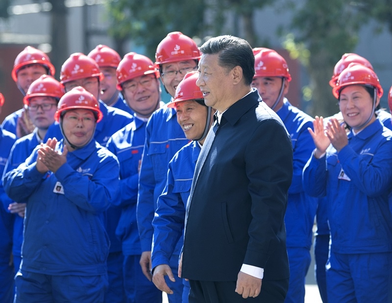 2018年9月26日，在中國一重集團(tuán)，習(xí)近平總書記走到工人中間，同大家親切交流。
