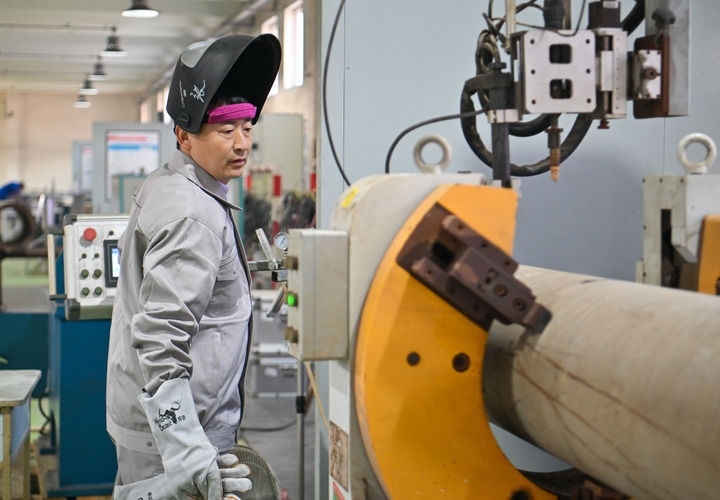 在中石化第四建設(shè)有限公司工匠學(xué)院，全國(guó)人大代表、中石化第四建設(shè)有限公司工匠學(xué)院焊接教練張振連操作自動(dòng)焊機(jī)（2025年2月21日攝）。新華社記者 孫凡越 攝