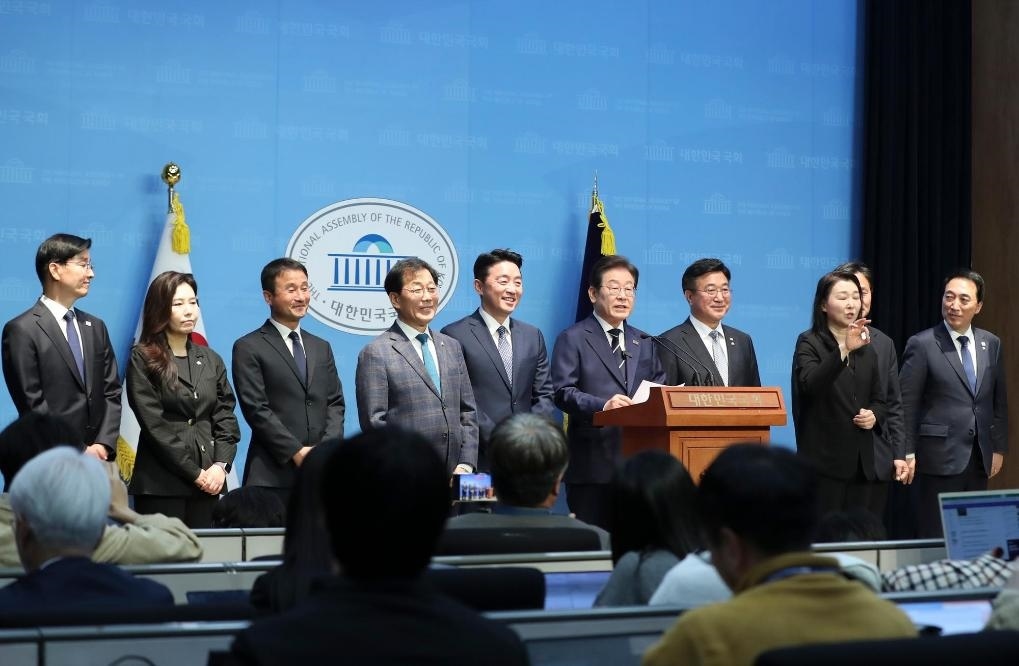 4月11日，李在明在韓國(guó)首爾舉行的新聞發(fā)布會(huì)上介紹他的總統(tǒng)競(jìng)選團(tuán)隊(duì)。新華社記者姚琪琳攝