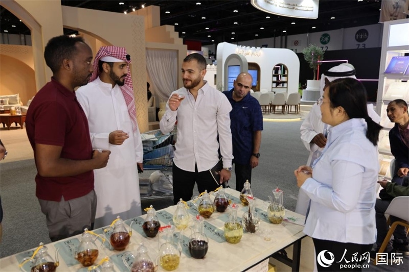 在“閱讀中國”館，當?shù)刈x者通過品味中國茶，了解中國文化。人民網(wǎng)記者 張志文攝