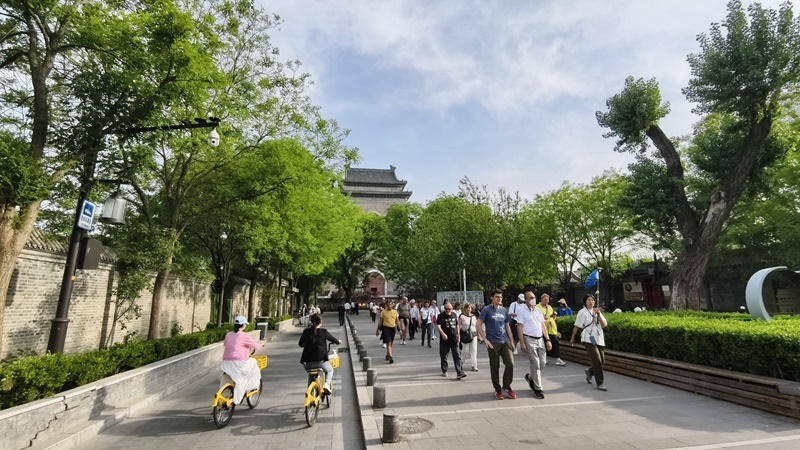 外國(guó)游客游覽北京鼓樓。人民網(wǎng)記者 李楠樺攝