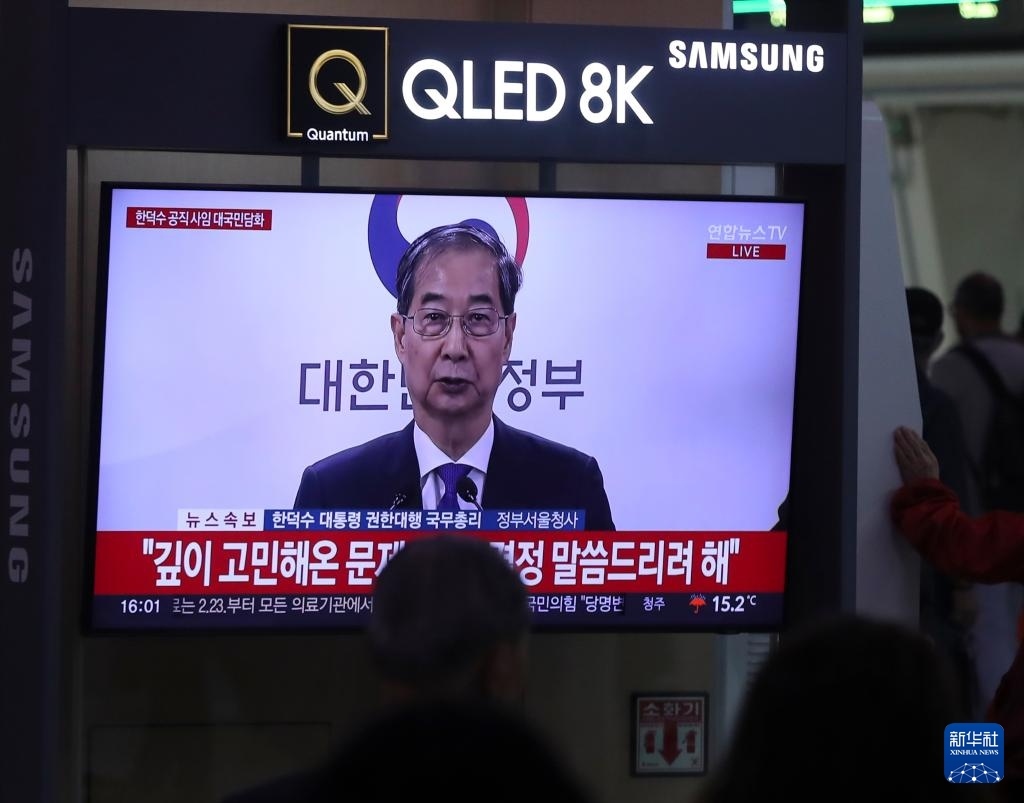 5月1日，在韓國首爾火車站，民眾觀看韓德洙辭職的新聞。新華社記者 姚琪琳 攝