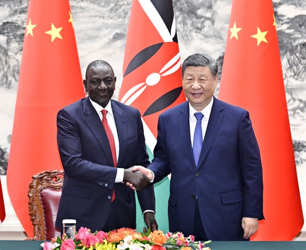 4月24日上午，國(guó)家主席習(xí)近平在北京人民大會(huì)堂同來(lái)華進(jìn)行國(guó)事訪(fǎng)問(wèn)的肯尼亞總統(tǒng)魯托舉行會(huì)談。這是習(xí)近平同魯托握手。新華社記者 岳月偉 攝