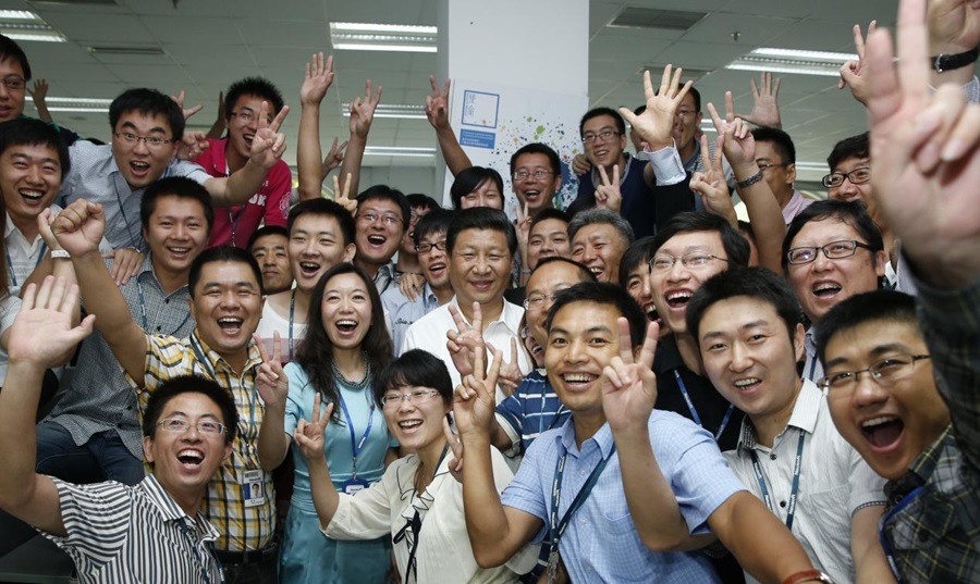 2013年8月29日，習(xí)近平總書記在東軟集團(tuán)（大連）有限公司同年輕員工親切合影。新華社記者 鞠鵬 攝