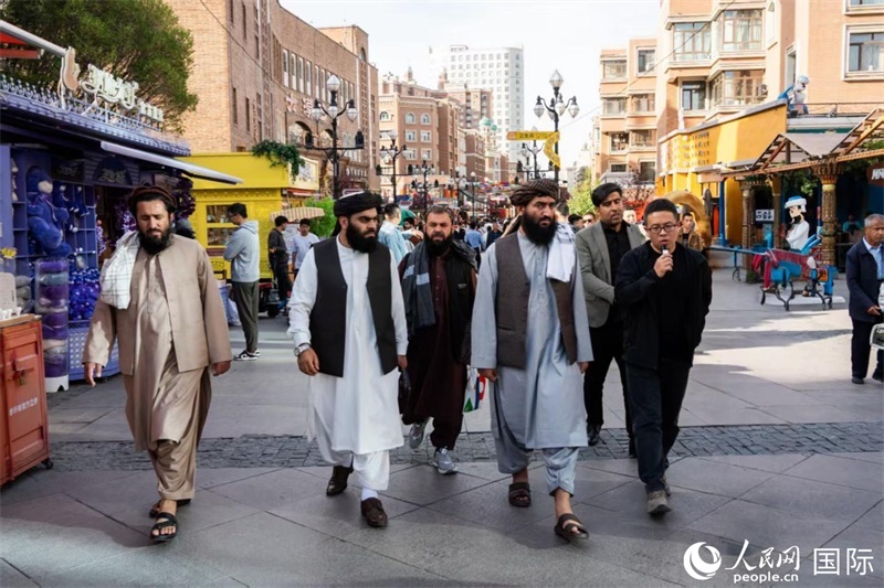 代表團在新疆國際大巴扎參觀。人民網記者 章凱風攝