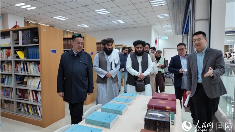 代表團在新疆伊斯蘭教經學院圖書館參觀。人民網記者 章凱風攝