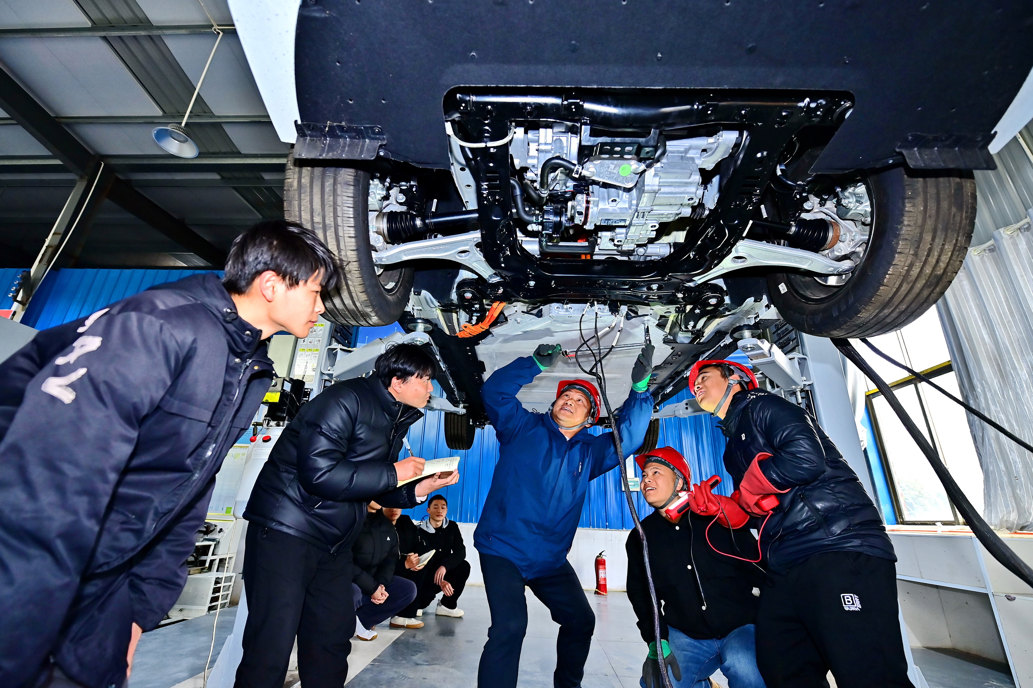 2025年2月，江西省宜春市，豐城市的一所技工學(xué)校實訓(xùn)基地內(nèi)，新能源汽車運維專業(yè)學(xué)生在老師的指導(dǎo)下學(xué)習(xí)新能源汽車電池包檢修技術(shù)。