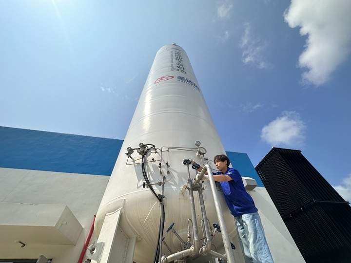 陳恩偉在海南商業(yè)航天發(fā)射場(chǎng)技術(shù)區(qū)罐區(qū)進(jìn)行液氮轉(zhuǎn)注前準(zhǔn)備。新華社記者 陳凱姿 攝