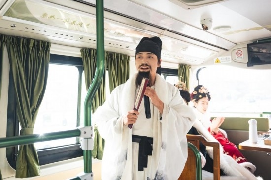 身著古裝的“伴游”在“長安尋夢”主題觀光車上為游客講解。（受訪者供圖）