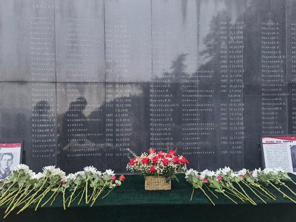 在南京抗日航空烈士紀念館鐫刻有蘇聯(lián)籍抗日航空英烈名錄的紀念碑前，擺放著人們獻上的鮮花（2024年11月22日攝）。新華社記者 邱冰清 攝