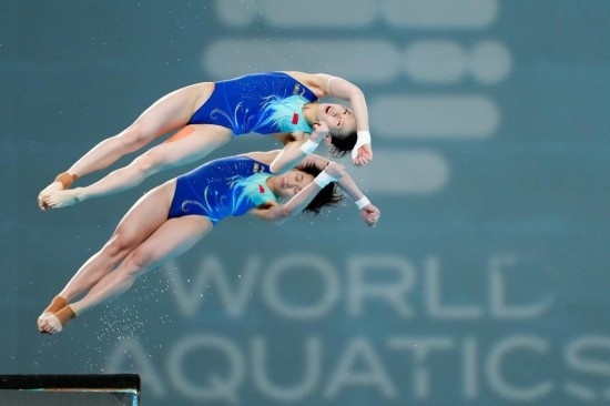 5月2日，陳芋汐（上）/全紅嬋在比賽中。新華社記者 鞠煥宗 攝