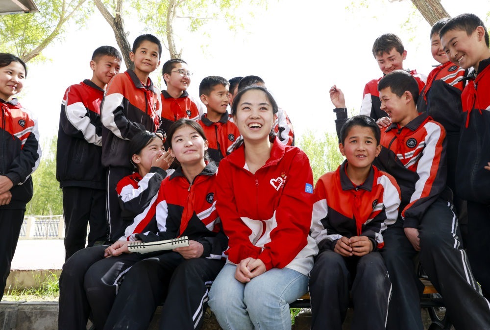 4月23日，在新疆克州阿圖什市哈拉峻鄉(xiāng)謝依特小學，支教教師高淑賢和學生們在一起。