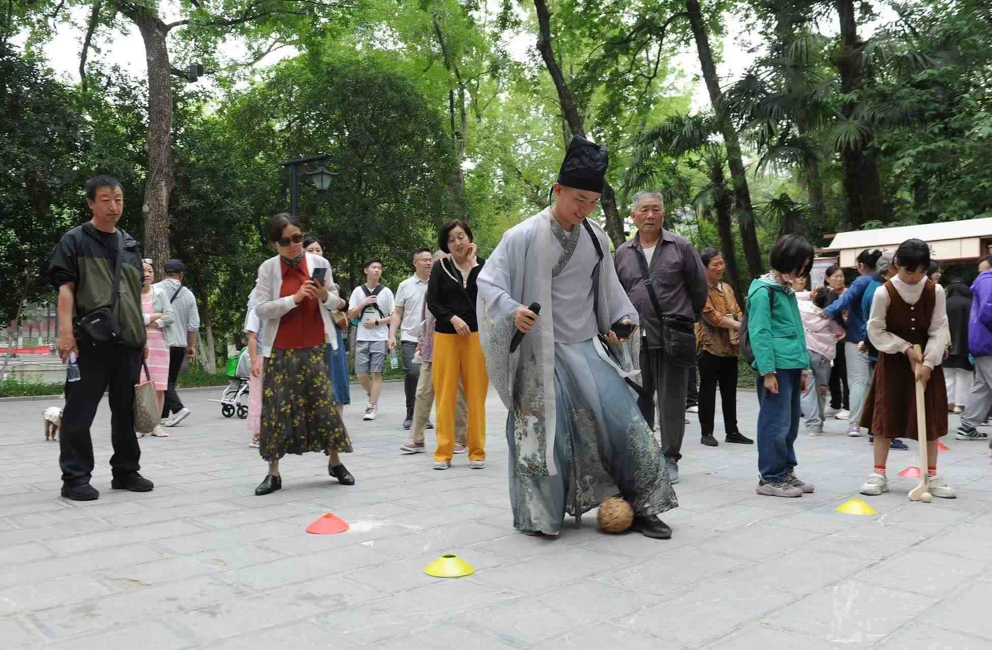 2025年5月3日，安徽省合肥市包公園景區(qū)，游客正在參與“蹴鞠”體育活動。（圖片來源：視覺中國）