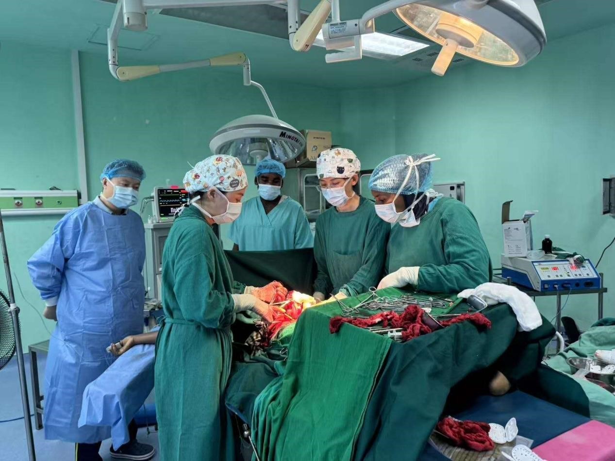 中國醫(yī)療隊專家與當(dāng)?shù)蒯t(yī)生協(xié)同手術(shù)。中國援桑醫(yī)療隊供圖