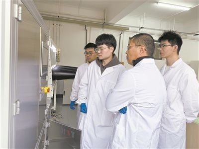 圖為安工大材料科學(xué)與工程學(xué)院碩士研究生余威（右一）在實驗室開展研究。安工大供圖