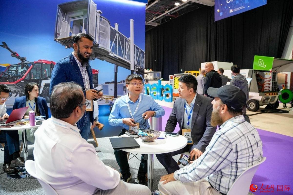 中外商家在交流。人民網(wǎng)塔里克·易卜拉欣攝