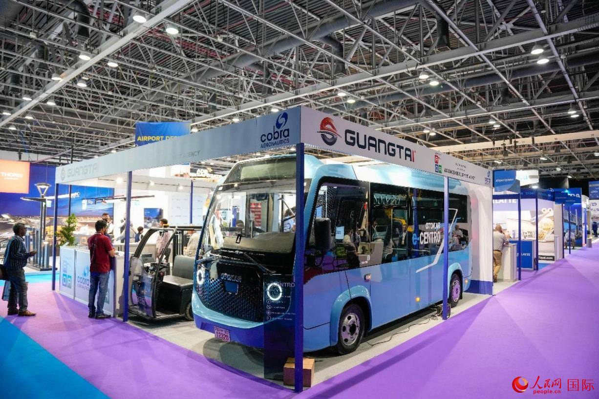 展會(huì)展示的電動(dòng)大巴車(chē)。人民網(wǎng)塔里克·易卜拉欣攝