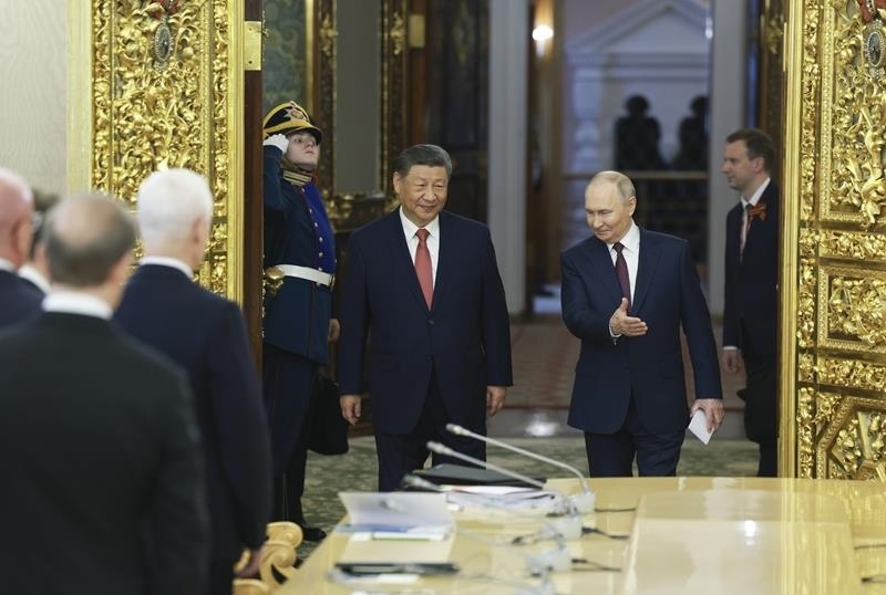 △當(dāng)?shù)貢r(shí)間5月8日，俄羅斯總統(tǒng)普京同習(xí)近平主席在莫斯科克里姆林宮舉行會(huì)談。這是兩國(guó)元首步入會(huì)場(chǎng)。