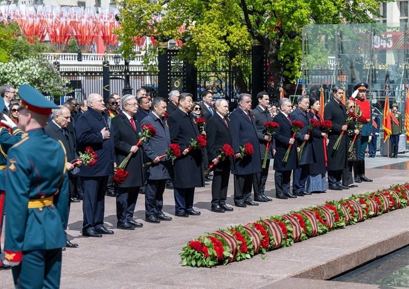 △當(dāng)?shù)貢r(shí)間5月9日，紀(jì)念蘇聯(lián)偉大衛(wèi)國(guó)戰(zhàn)爭(zhēng)勝利80周年慶典結(jié)束后，習(xí)近平主席同其他國(guó)家領(lǐng)導(dǎo)人一起從紅場(chǎng)來(lái)到亞歷山大花園，向無(wú)名烈士墓獻(xiàn)花，并肅立默哀。