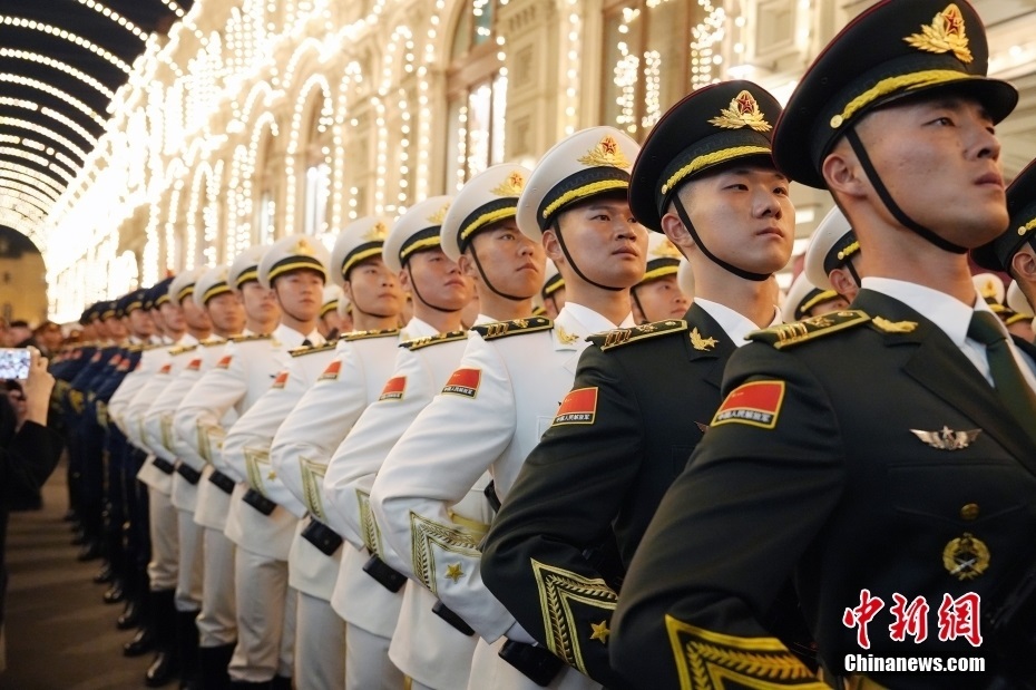 當?shù)貢r間5月3日晚，俄羅斯首都莫斯科，俄羅斯紀念衛(wèi)國戰(zhàn)爭勝利80周年閱兵式第二次彩排，中國人民解放軍儀仗司禮大隊震撼亮相，受到華僑華人、留學生和當?shù)孛癖姛崃覛g迎。中新社記者 田冰 攝